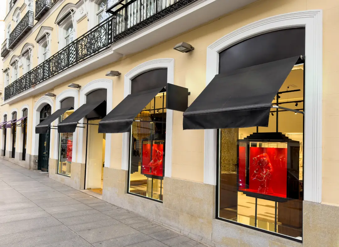 Façade vitrine de magasin en aluminium sur mesure à Saint-Laurent-du-Var